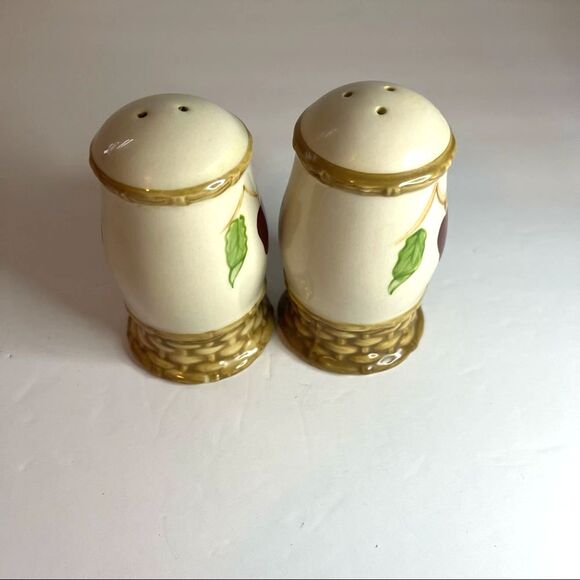 Vintage Ceramic Basket with Apple Design Salt and Pepper Shakers - Picture 6 of 6